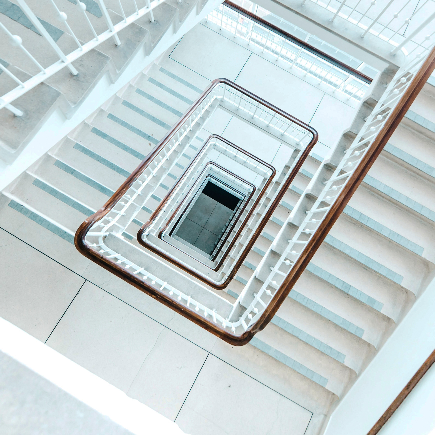 Wendeltreppe mit Holzgeländer